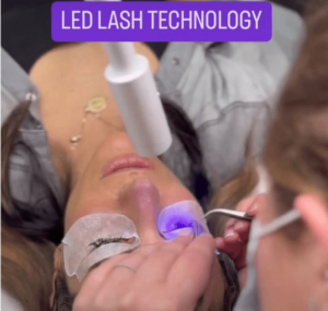 Upgrade your salon with the Lashes On Point LED Lash Starter Kit. Includes LED lamp (395–400nm), adhesive & eye pads – everything you need for professional LED lash extensions.