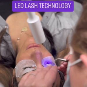 Upgrade your salon with the Lashes On Point LED Lash Starter Kit. Includes LED lamp (395–400nm), adhesive & eye pads – everything you need for professional LED lash extensions.